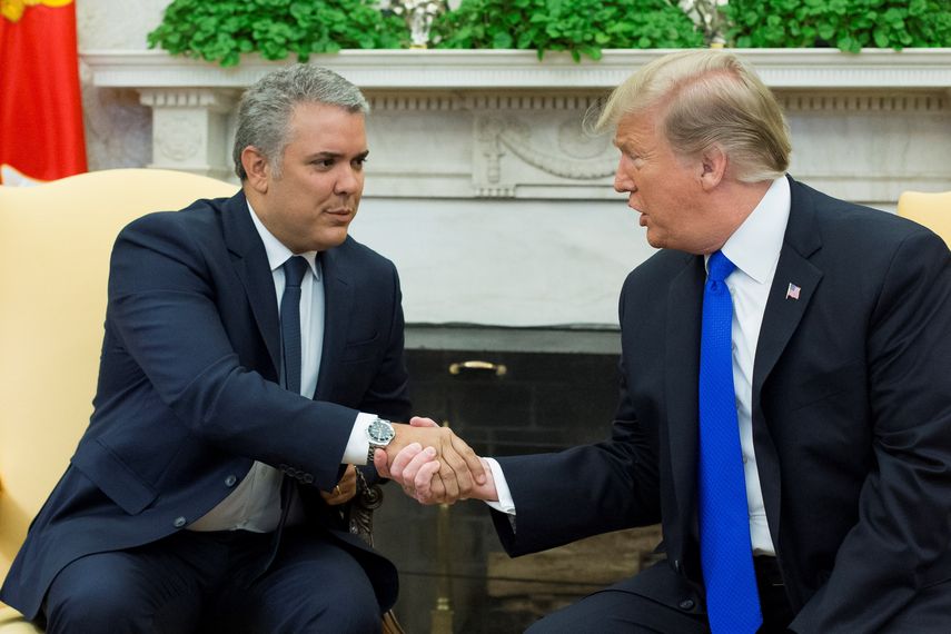 El presidente estadounidense, Donald Trump (d), estrecha la mano del presidente de Colombia, Iván Duque (i), este miércoles en el despacho Oval de la Casa Blanca, en Washington (Estados Unidos).&nbsp;