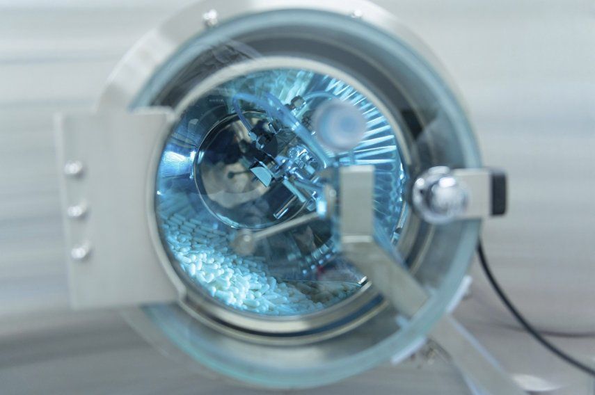 Esta fotografía facilitada por la empresa Seres Therapeutics muestra equipo fabricante de cápsulas orales terapéuticas de microbioma en la instalación de la compañía en Cambridge, Massachusetts.