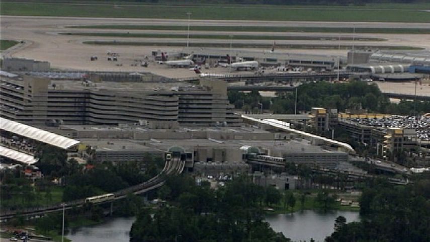 El automóvil en cuestión está estacionado en la planta primera de la terminal principal del aeropuerto.
