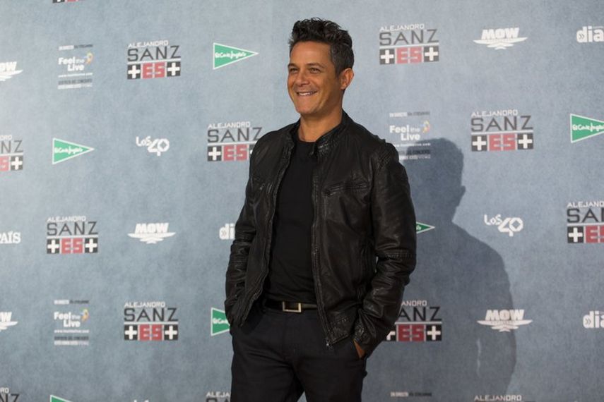 En una fotografía de archivo del miércoles 17 de mayo de 2017, el cantante español Alejandro Sanz posa para los medios durante una sesión fotográfica en el estadio Vicente Calderón de Madrid. El intérprete perdió un inmueble en Miami.&nbsp;