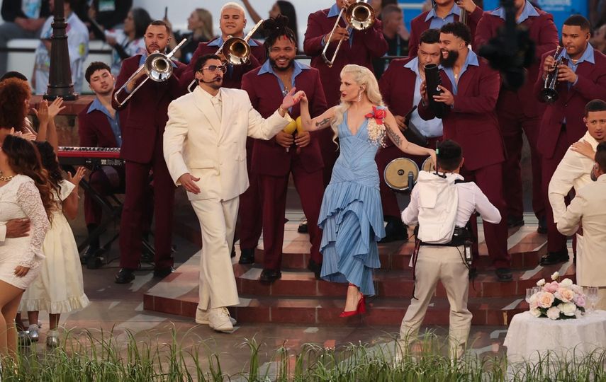 Bad Bunny y Lady Gaga actúan en el medio tiempo del Super Bowl 2026.