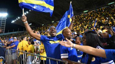 Fanáticos de Curazao celebran luego de que su selección clasificara por primera vez a un Mundial de fútbol, el 18 de noviembre de 2025.