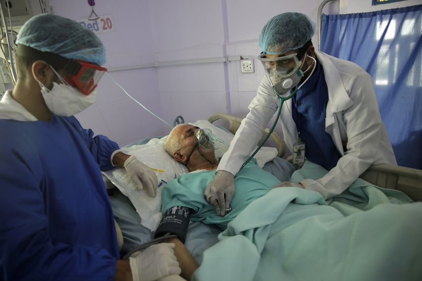 Trabajadores médicos atienden a un enfermo de COVID-19 en una unidad de cuidados intensivos de un hospital en Saná, Yemen, el 14 de junio de 2020.