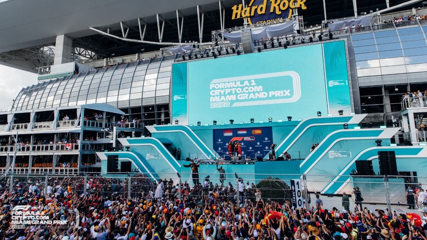 La multitud y el podio en la carrera Miami del 2022 en el Hard Rock Stadium.&nbsp;