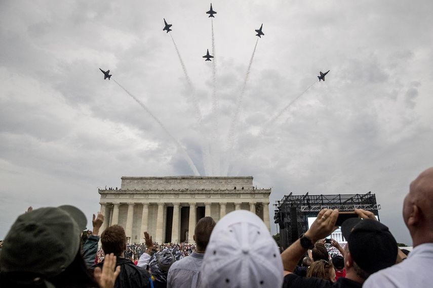 El escuadr n de los ngeles Azules de la Marina de Estados Unidos sobrevuela el Monumento a Lincoln al concluir la celebraci n del presidente Donald Trump del D a de la Independencia en Washington el jueves 4 de julio de 2019.&nbsp;&nbsp;