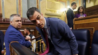 El secretario de organización del PSOE, Santos Cerdán (i) y el presidente del Gobierno, Pedro Sánchez (d), a su llegada a una sesión plenaria en el Congreso de los Diputados, a 19 de abril de 2023, en Madrid (España).&nbsp;