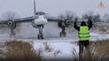 En esta imagen extraída de un video publicado por el servicio de prensa del Ministerio de Defensa de Rusia el miércoles 30 de noviembre de 2022, un bombardero estratégico Tu-95 de la fuerza aérea rusa circula por la pista antes de despegar para una patrulla aérea conjunta con bombarderos chinos, en una base aérea en un lugar no revelado de Rusia. 
