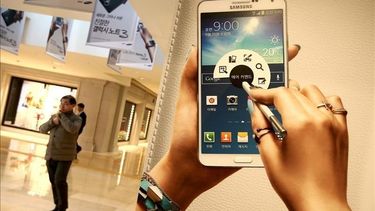 El Galaxy Note 4 cuenta con un nuevo diseño con respecto a su inmediato predecesor, en el que destaca un marco metálico y una pantalla de 5,7 pulgadas con una resolución de 2560 por 1440 píxeles. (Foto: EFE)