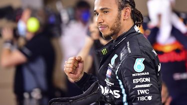 En esta foto del domingo 29 de noviembre de 2020, Lewis Hamilton celebra tras ganar el Gran Premio de Bahréin en el circuito de Sakhir.&nbsp;