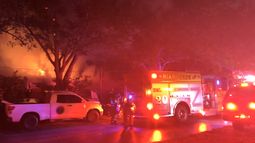 Bomberos llegan a la propiedad en llamas.&nbsp;