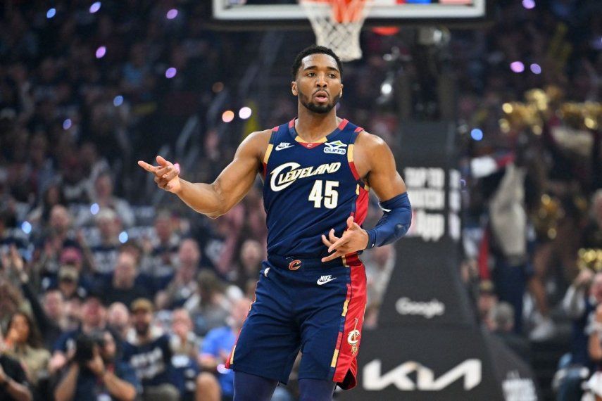 Donovan Mitchell, de los Cavaliers de Cleveland, celebra durante el primer cuarto de un partido, el 18 de abril de 2026.