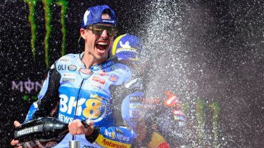 El piloto español de MotoGP, Alex Márquez, del equipo BK8 Gresini Racing, celebra en el podio tras ganar la carrera del Gran Premio de Cataluña de MotoGP en el Circuit de Catalunya el 7 de septiembre de 2025 en Montmeló, a las afueras de Barcelona. (