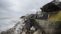 Las altas olas ocasionaron daños materiales en Wilbur-By-The-Sea, al norte de Melbourne, en Florida.