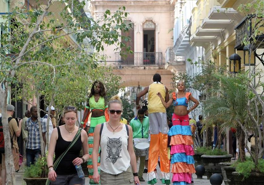 Fotografía del 26 de diciembre de 2014 de turistas caminando por una calle de La Habana Vieja, Cuba. (EFE)