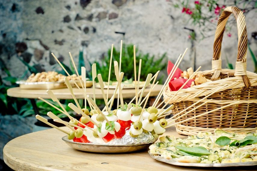 De acuerdo con la cultura, los aperitivos se presentan en fiestas especiales, pero en países como en España, Portugal y Francia (canapés), es una costumbre sin importar el día de la semana.