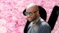 Esta foto de archivo tomada el 23 de junio de 2018 muestra al diseñador de moda estadounidense de Louis Vuitton, Virgil Abloh, asistiendo al desfile de moda Dior Mens Primavera / Verano 2019 en París. Esta foto de archivo tomada el 23 de junio de 2018 muestra al diseñador de moda estadounidense de Louis Vuitton, Virgil Abloh, asistiendo al desfile de moda Dior Mens Primavera / Verano 2019 en París.