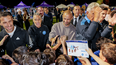 Maxi Rodríguez (primero izq. a der.) y Javier Mascherano (tercero) saludan a jóvenes talentos del fútbol y firman autógrafos. Maxi Rodríguez (primero izq. a der.) y Javier Mascherano (tercero) saludan a jóvenes talentos del fútbol y firman autógrafos.