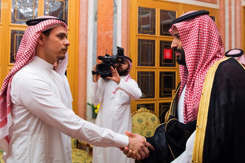 En esta foto del 23 de octubre del 2018 dada a conocer por la agencia noticiosa oficial saud&iacute;, Salah Khashoggi, izquierda, hijo del asesinado periodista Jamal Khashoggi, estrecha la mano del pr&iacute;ncipe heredero saud&iacute; Mohammed bin Salman en Riad, Arabia Saud&iacute;.&nbsp;