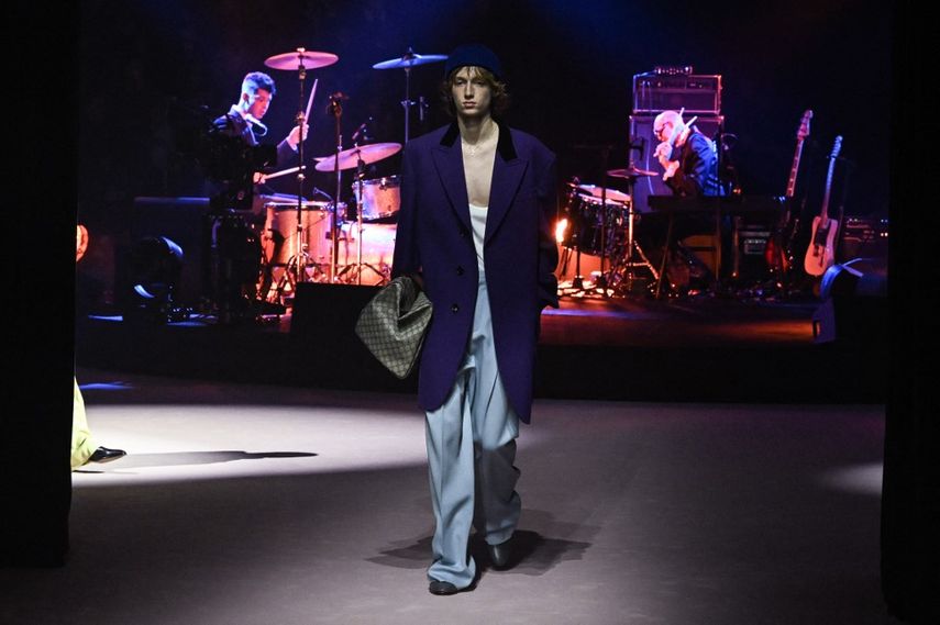 Un modelo presenta una creación para la colección de moda masculina otoño/invierno 2023/24 de Gucci en Milán el 13 de enero de 2023.