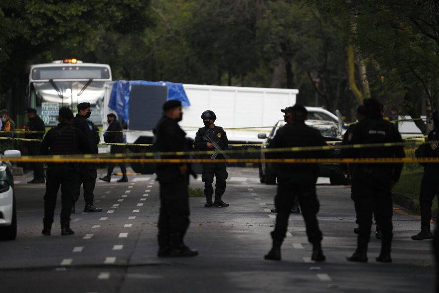 Polic&iacute;as montan guardia en el lugar donde el secretario de seguridad de Ciudad de M&eacute;xico, Omar Garc&iacute;a Harfuch, fue atacado por hombres armados en la ma&ntilde;ana del viernes 26 de junio de 2020.