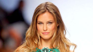 Su equipo legal mencionó la relación de pareja que mantenía en aquella época con el actor Leonardo Di Caprio, por lo que vivía con él en EEUU.