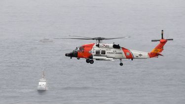 Un helicóptero de la Guardia Costera de Estados Unidos sobrevuela el área donde ocurrió un naufragio el domingo 2 de mayo de 2021, frente a las costas de San Diego.&nbsp;