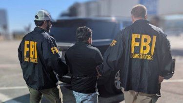 Francisco Javier Román Bardales, uno de los líderes de la Mara Salvatrucha (MS-13), es escoltado por agentes del FBI a Nueva York