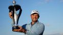 El sudafricano Charles Schwartzel sostiene el trofeo de la primera edición del LIV Golf Invitational, el sábado 11 de junio de 2022, en St. Albans, Inglaterra 
