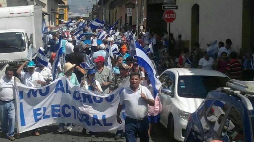 León #Nicaragua marchó repudiando el circo electoral y exigiendo nuevas elecciones; libres y creíbles, es el texto que acompaña esta foto en la cuenta de Twitter de&nbsp;Hugo Torres Jimenez.