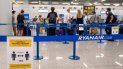 Turistas esperan registrarse para abordar su vuelo en el mostrador de Ryan Air en el aeropuerto de Palma de Mallorca el 27 de julio de 2020. Turistas esperan registrarse para abordar su vuelo en el mostrador de Ryan Air en el aeropuerto de Palma de Mallorca el 27 de julio de 2020.