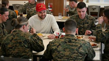 El vicepresidente de Estados Unidos JD Vance almuerza con miembros del ejército de EEUU durante su visita a Groenlandia.