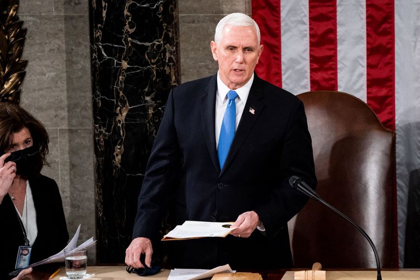 El vicepresidente Mike Pence preside una sesión conjunta del Congreso para el conteo de los votos electorales que certificarían al presidente de Estados Unidos, eEn Washington, DC, el 6 de enero de 2021.