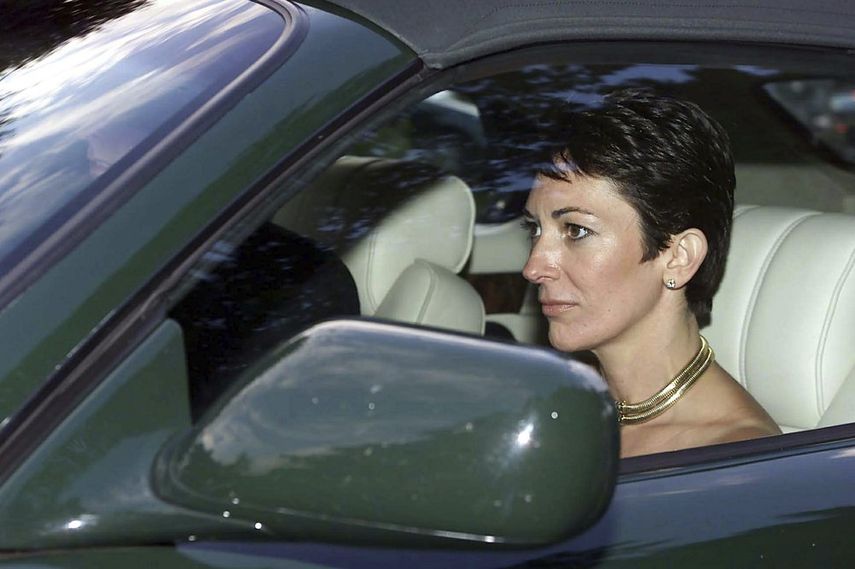 En esta foto de archivo del 2 de septiembre de 2000, la socialité británica Ghislaine Maxwell conducida por el príncipe Andrew de Gran Bretaña, abandona la boda de una exnovia del príncipe, Aurelia Cecil, en la iglesia parroquial de San Miguel en Compton Chamberlayne, cerca de Salisbury, Inglaterra.&nbsp;