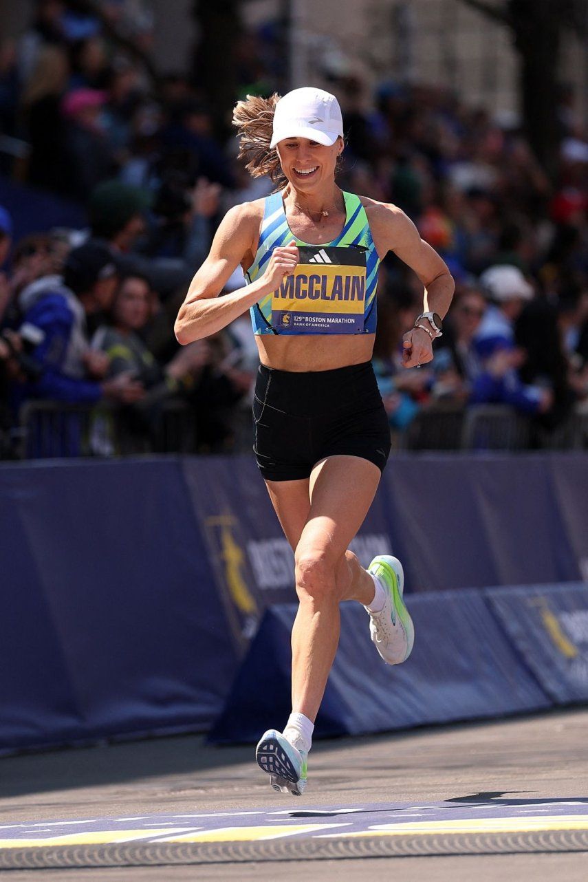 Jess McClain, de Estados Unidos, cruza la línea final en el Maratón de Boston, el 21 de abril de 2025.