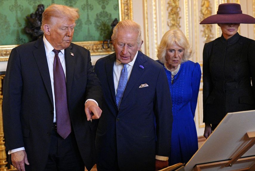 El presidente de Estados Uniodos Donald J. Trump dialoga con el Rey Carlos III en el Palacio Real.