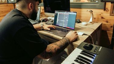 Carlos Vidal Mejías se ha convertido en uno de los compositores musicales del momento.&nbsp;