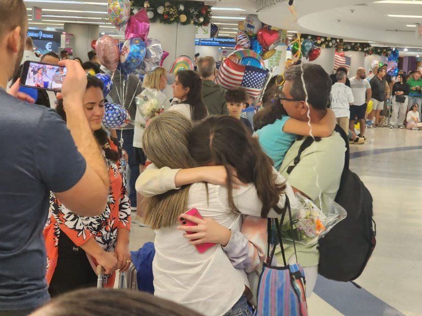 Una familia cubana en un emotivo abrazo en el aeropuerto de Miami. El reencuentro ha sido en Navidad y a través del parole humanitario que beneficia a ciudadanos de Venezuela, Nicaragua, Haití y Cuba.&nbsp;