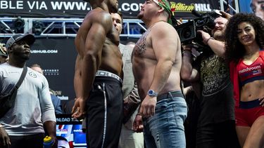 Fotograf&iacute;a del 31 de mayo de 2019 de los boxeadores de peso pesado Anthony Joshua (izq.) y Andy Ruiz Jr. durante un pesaje en el Madison Square Garden, en Nueva York.