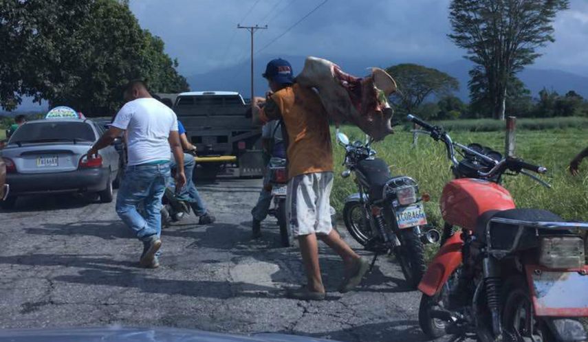 El diputado opositor venezolano Carlos Paparoni publicó una fotografía que muestra a un joven con un pedazo de res a cuestas.