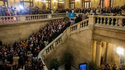 &nbsp;El presidente de la Generalitat, Carles Puigdemont (d) junto al vicepresidente del Govern y conseller de Economía, Oriol Junqueras (2d) , realiza una declaración en las escalinatas del Parlamen del Parlament tras aprobarse en el pleno, la declaración de independencia.&nbsp;
