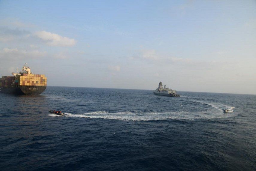 En esta imagen, distribuida por la Armada de India en X, antes Twitter, un equipo de bomberos del INS Calcuta responde a un incendio en un mercante con bandera de Liberia, el MSC Sky II, provocado por un supuesto ataque con un dron o un misil en el Golfo de Adén, el 5 de marzo de 2024.&nbsp;