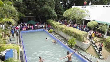 Manifestantes se divierten en una piscina de la residencia oficial del presidente Gotabaya Rajapaksa el domingo 10 de julio de 2022, un día después de que fue allanada por la multitud, en Colombo, Sri Lanka.&nbsp;
