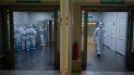 Los trabajadores médicos que usan equipos de protección personal, trabajan en un hospital temporal para pacientes con coronavirus establecido en Moscú. Los trabajadores médicos que usan equipos de protección personal, trabajan en un hospital temporal para pacientes con coronavirus establecido en Moscú.
