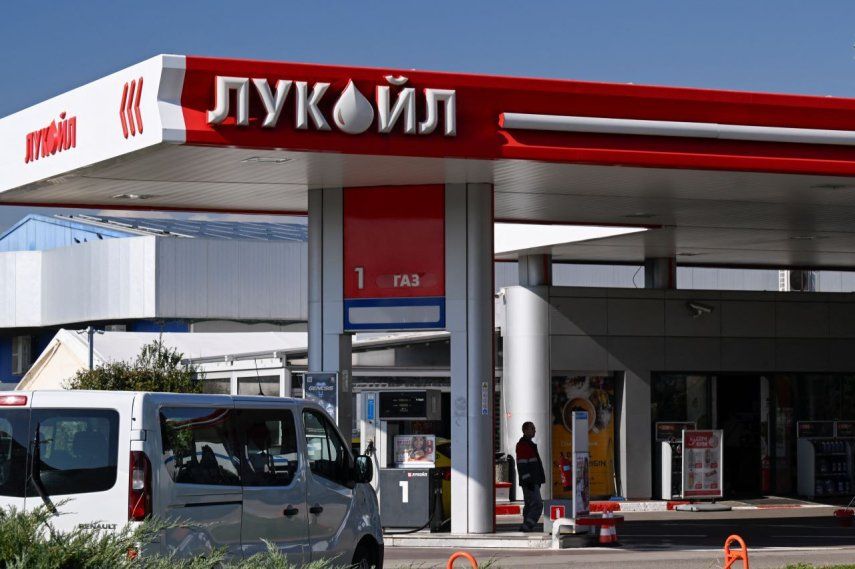 Un hombre se encuentra en una estación de servicio de la gigante energética rusa Lukoil en Sofía el 23 de octubre de 2025.