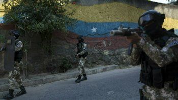 NOTICIA DE VENEZUELA  - Página 61 Miembros-la-fuerza-accion-la-policia-nacional-faes-unidad-comando-elite-creada-el-regimen-nicolas-maduro-patrullan-el-vecindario-antimano-caracas-venezuela-el-martes-29-enero-2019