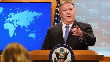 En imagen de archivo del 10 de noviembre de 2020, el secretario de Estado Mike Pompeo dialoga con un reportero en una rueda de prensa en el Departamento de Estado, en Washington. 