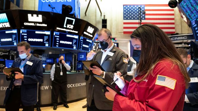 Ashley Lara, a la derecha, trabaja con otros corredores el miércoles 31 de marzo de 2021 en el piso de remates.