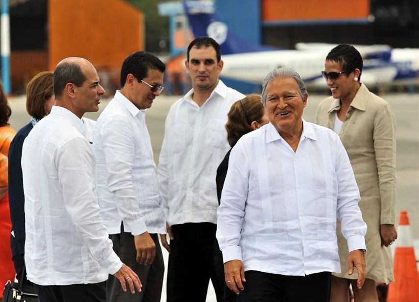 El presidente de El Salvador, Salvador Sánchez Cerén (d) y su esposa, Margarita Villalta (atrás), son recibidos por el vicecanciller cubano Rogelio Sierra (i), este martes 26 de mayo de 2015, a su llegada a La Habana (Cuba). (EFE)