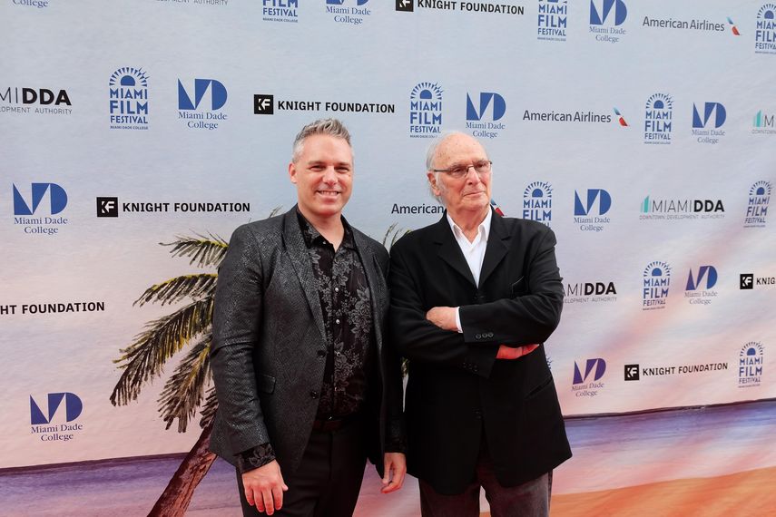 El guionista y actor canadiende Jaie Laplante (L) posa junto al cineasta, fotógrafo y escritor español Carlos Saura en la alfrombra roja del Festival Internacional de Cine de Miami, Florida.&nbsp;