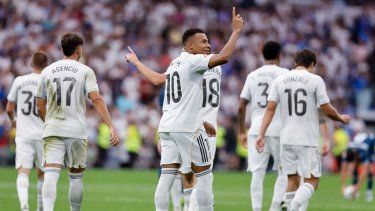 El delantero francés del Real Madrid, Kylian Mbappé, celebra tras marcar su segundo gol durante un partido de la liga española ante el RCD Espanyol en el estadio Santiago Bernabéu de Madrid, el 20 de septiembre de 2025.&nbsp;
